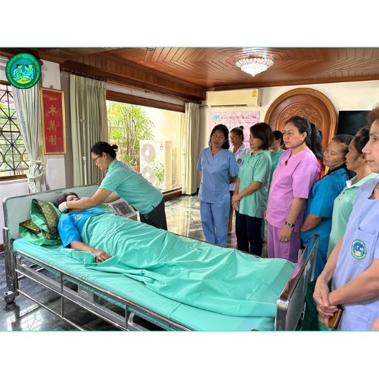 พนักงานดูแลผู้สูงอายุและผู้ป่วยนอนติดเตียง พนักงานดูแลผู้สูงอายุและผู้ป่วยนอนติดเตียง