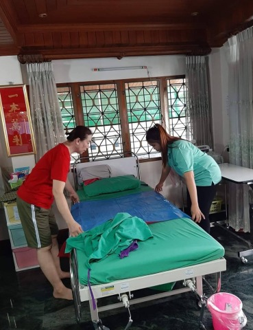 พนักงานดูแลผู้ป่วยติดเตียง