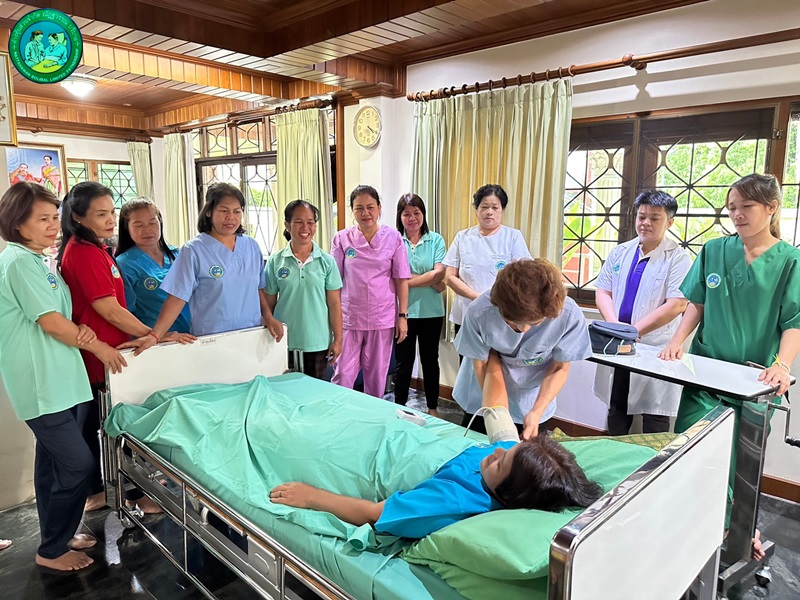 พนักงานดูแลผู้ป่วยติดเตียง